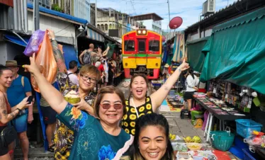 floating market damnoen saduak railway market