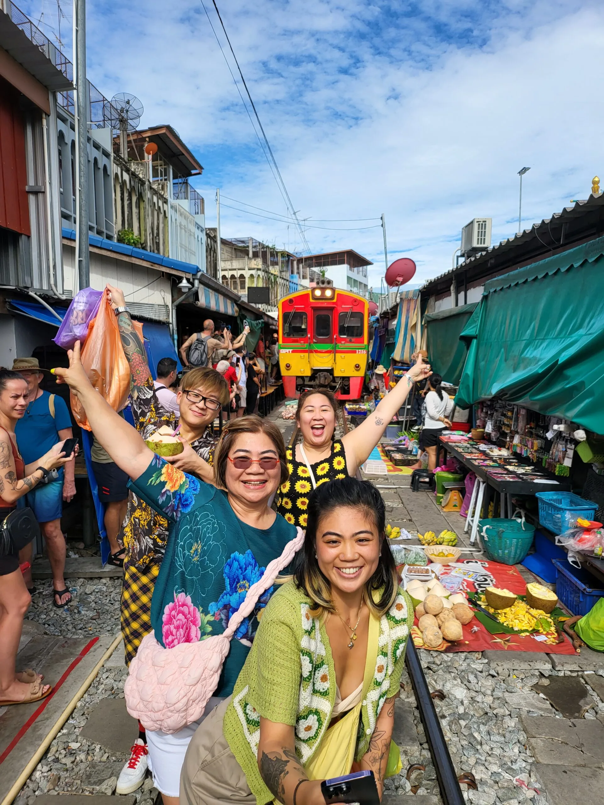 floating market damnoen saduak railway market